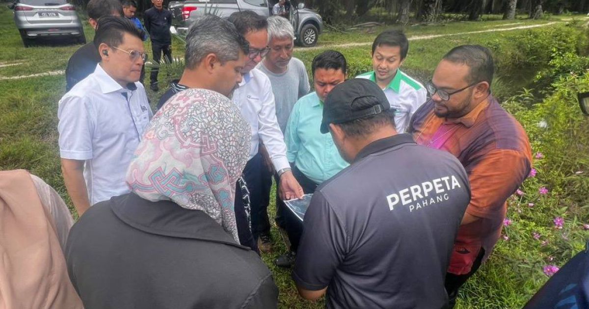 MESYUARAT DAN TINJAUAN TAPAK CADANGAN PEMBANGUNAN TANAMAN PADI DI TANAH MILIK KDYMM SULTAN PAHANG