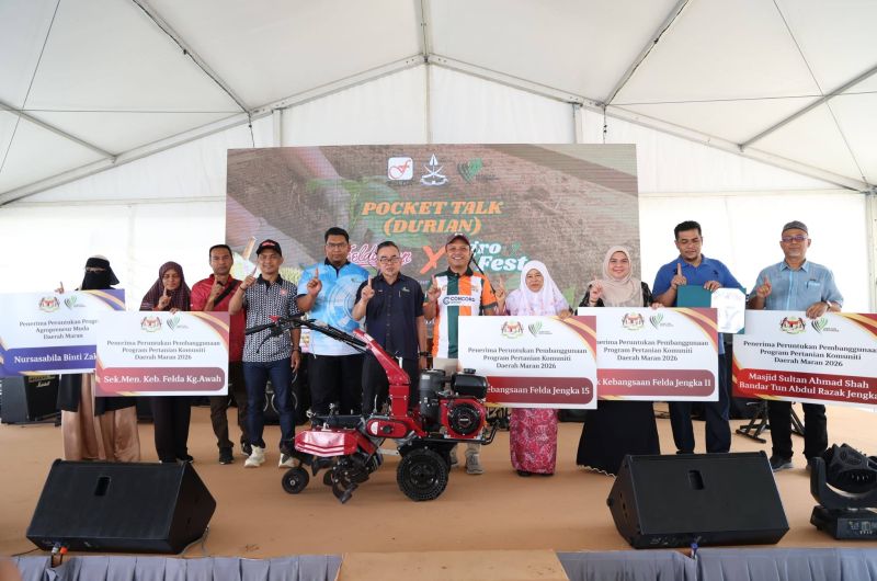 PENYERAHAN INSENTIF PEMBANGUNAN PERTANIAN DI AGRO FEST DAERAH MARAN